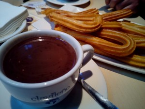 churros-with-chocolate-1114343_640